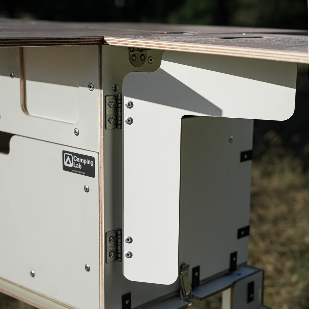 Camping Box – detalle de las bisagras y elementos estructurales de la cocina de camping
