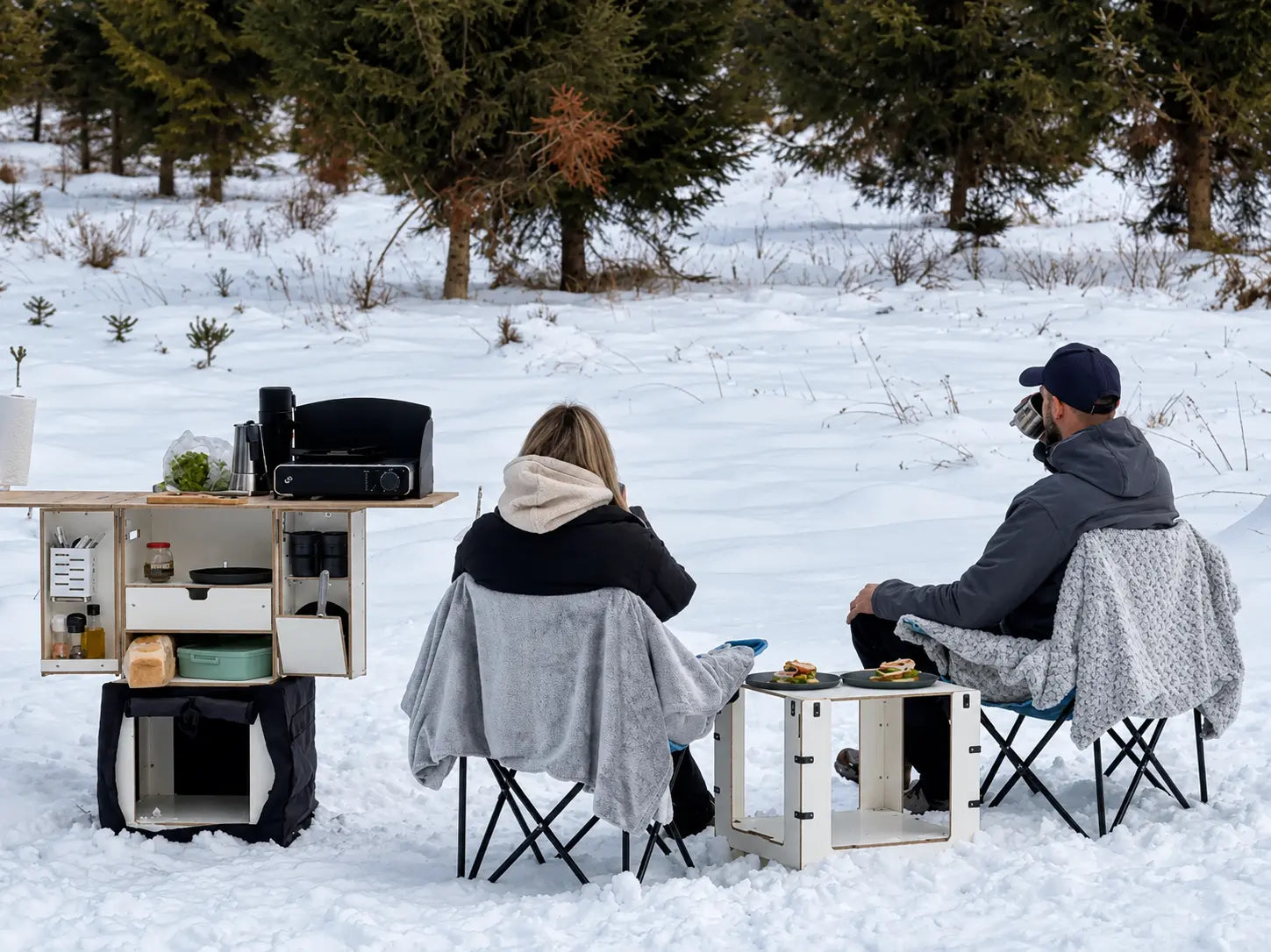 Kempingová kuchyně Camping Lab při zimním táboření v lese