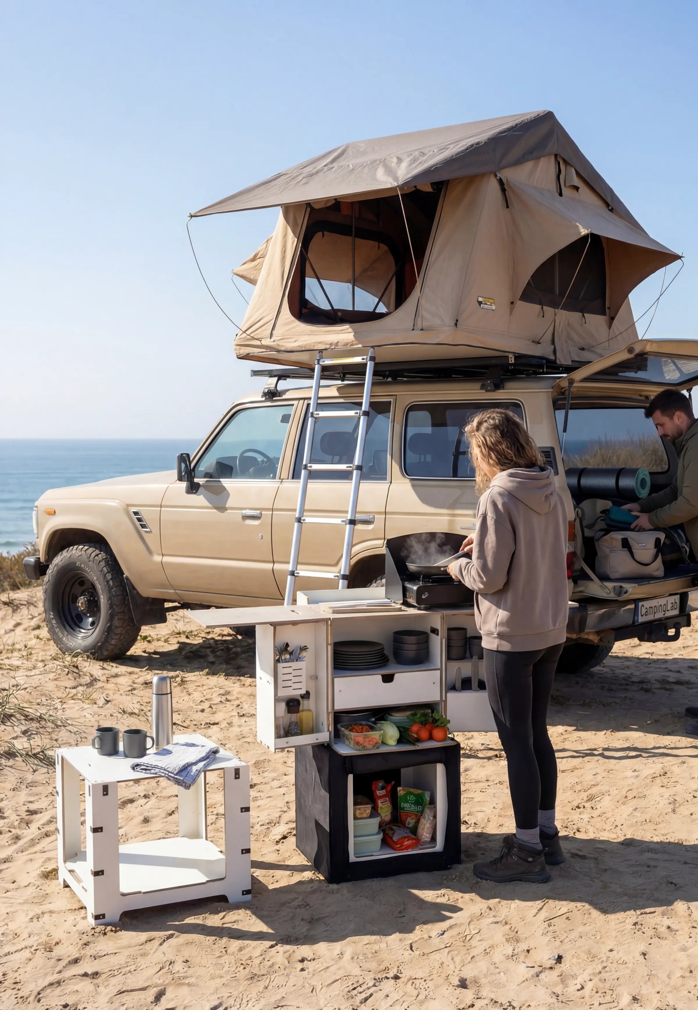 Samodzielna kuchnia kempingowa Camping Box na plaży podczas overlandingu